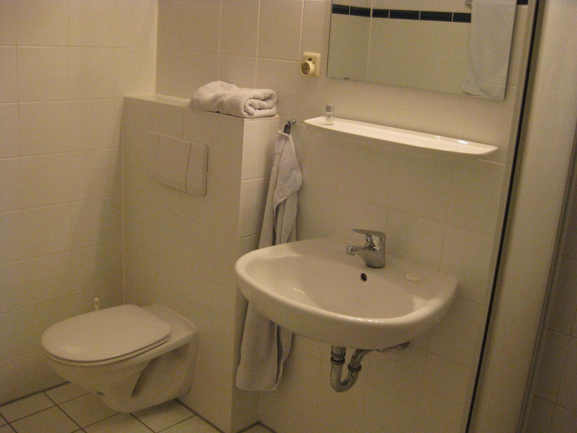 Smart Hostel By Landgasthof Velber 24H7D Seelze Esterno foto