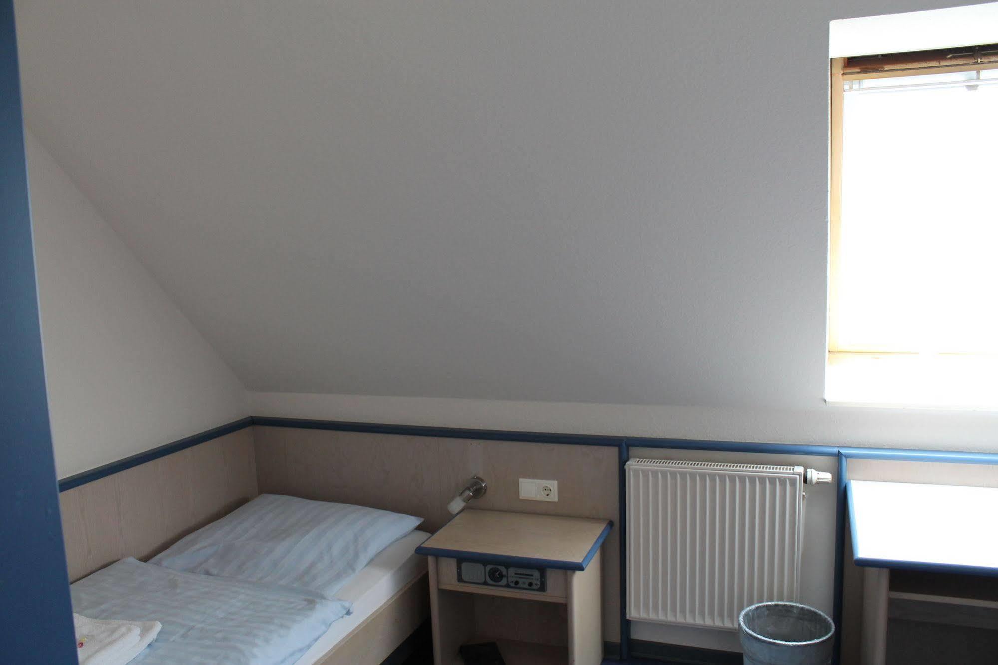 Smart Hostel By Landgasthof Velber 24H7D Seelze Esterno foto