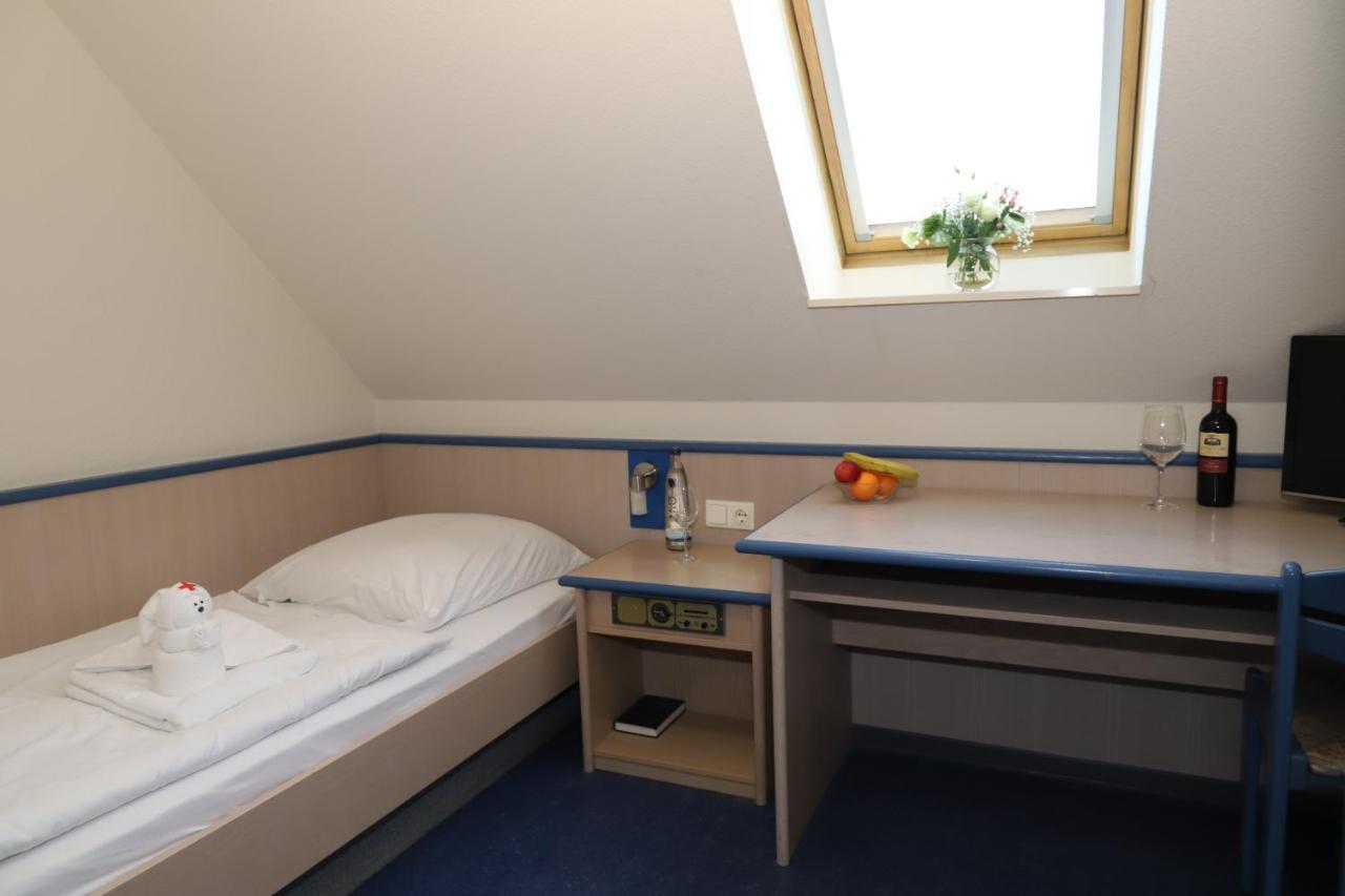 Smart Hostel By Landgasthof Velber 24H7D Seelze Esterno foto