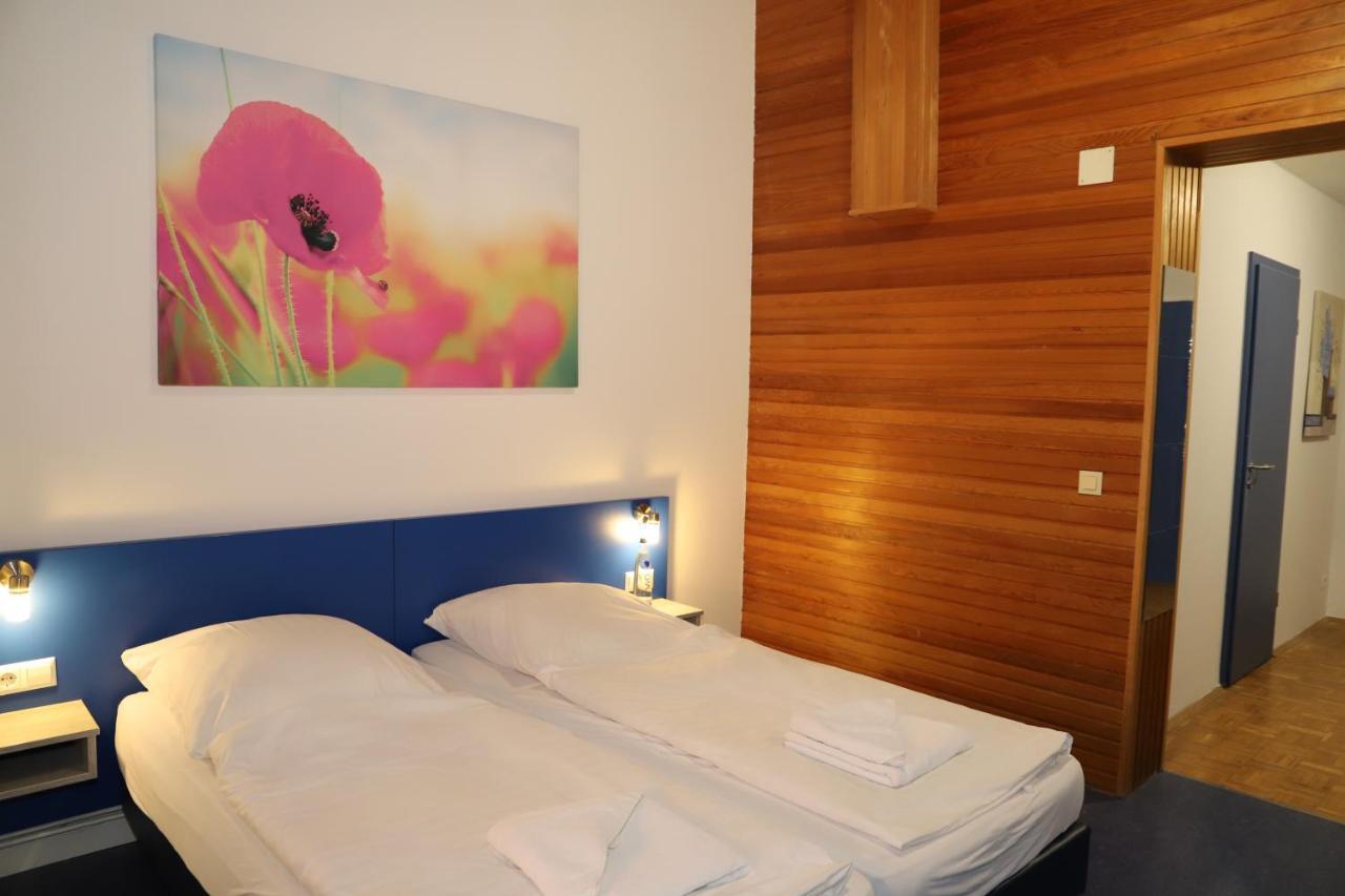 Smart Hostel By Landgasthof Velber 24H7D Seelze Esterno foto
