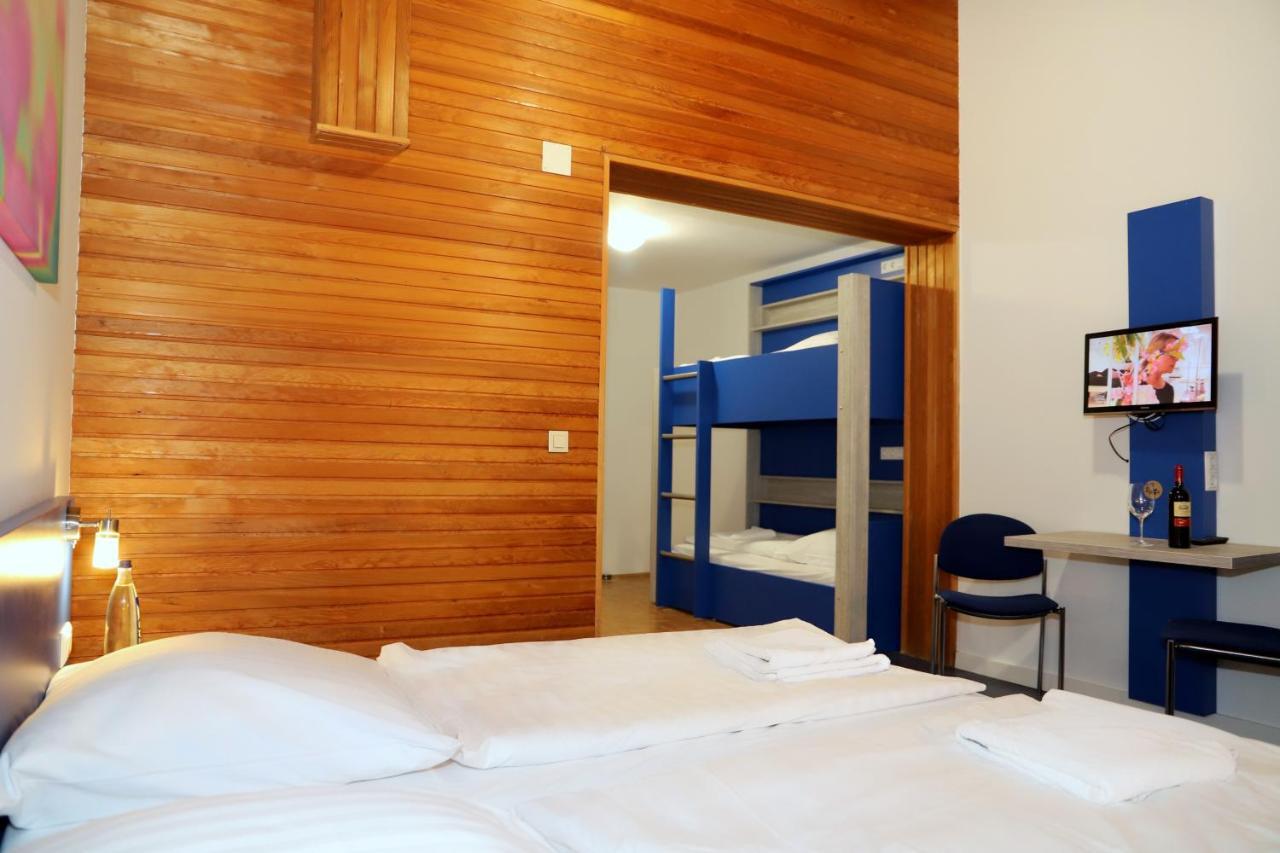 Smart Hostel By Landgasthof Velber 24H7D Seelze Esterno foto