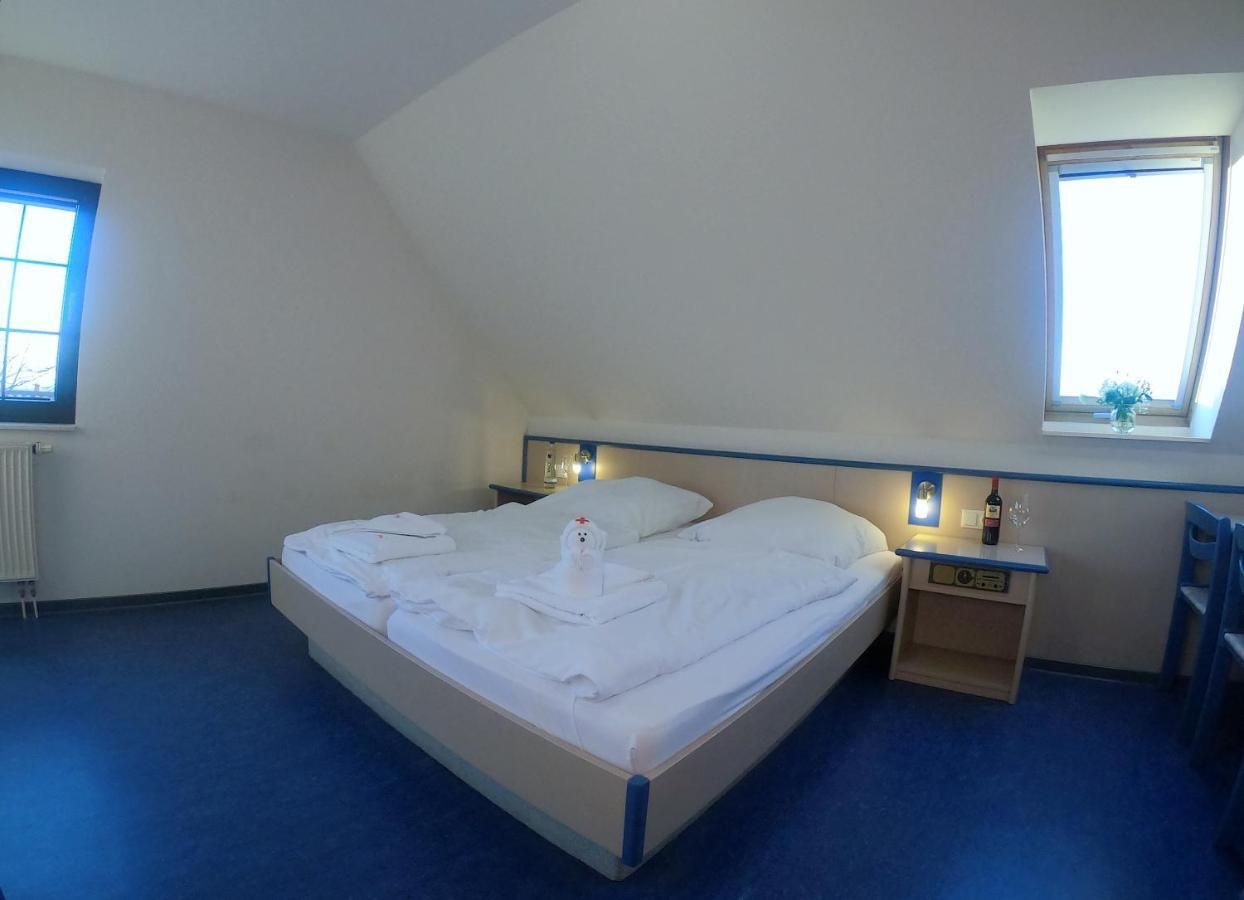 Smart Hostel By Landgasthof Velber 24H7D Seelze Esterno foto