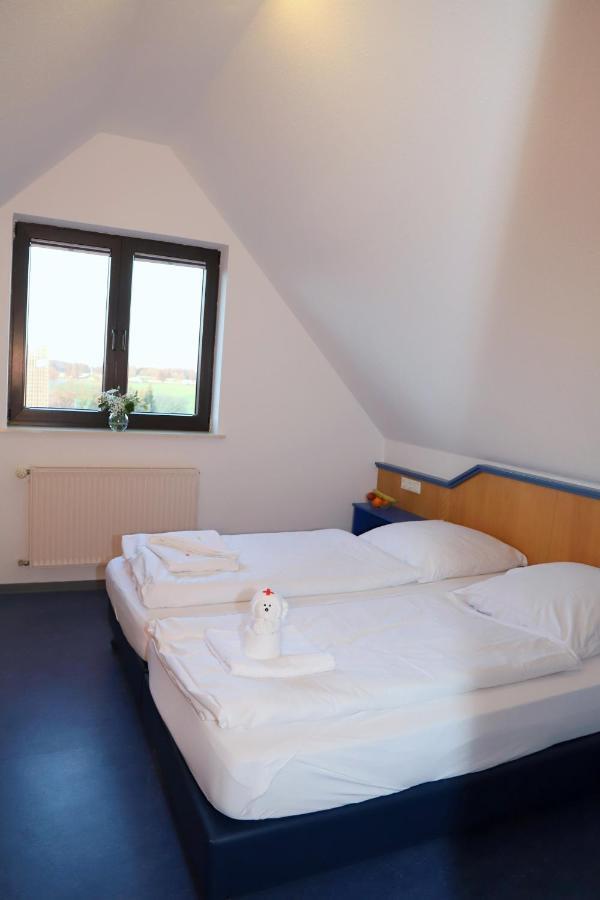 Smart Hostel By Landgasthof Velber 24H7D Seelze Esterno foto