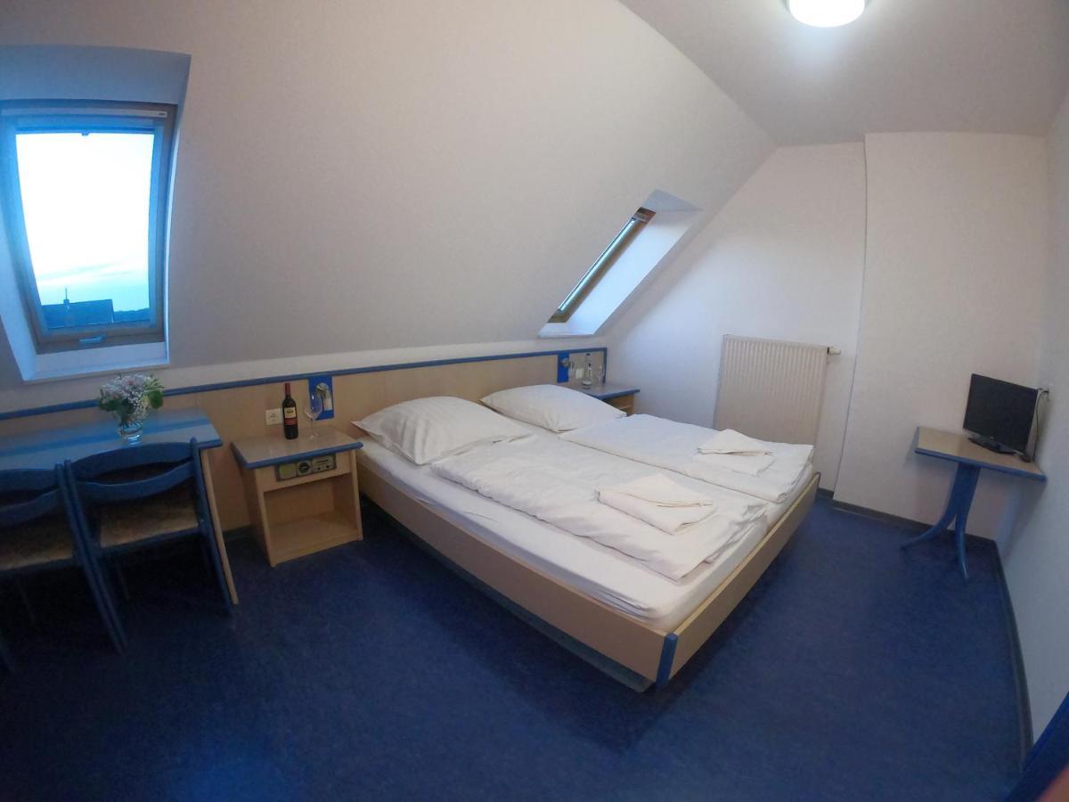 Smart Hostel By Landgasthof Velber 24H7D Seelze Esterno foto